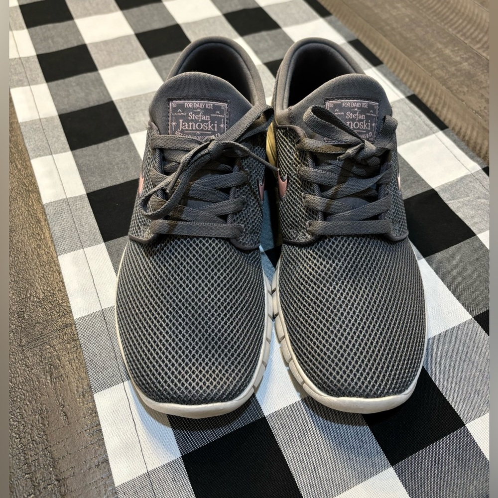 Brand: Nike
Type: SB Stefan Janoski
Size: Men 9.5
Condition: Lightly Used